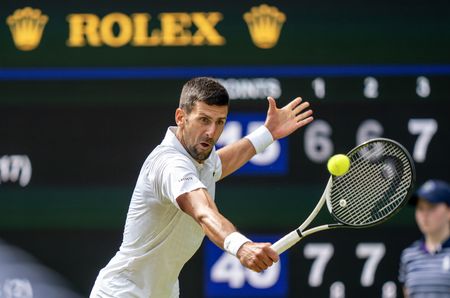 Djokovic segura Hurkacz e chega às quartas de final em Wimbledon mais