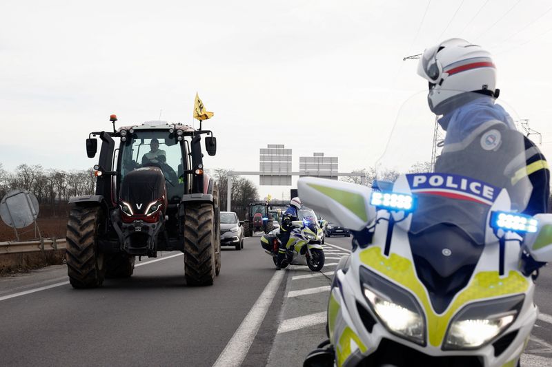 Francia Refuerza La Seguridad Ante La Inminente Protesta De