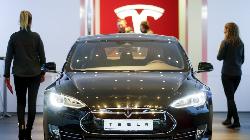 Tesla Jumps After Analyst Says It Holds Several-Year Lead in EV
