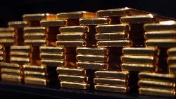 Gold prices keep $2,000 in sight as bank fears bring bumper quarter