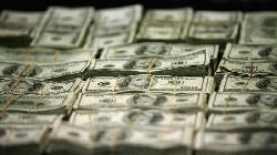 Dollar boosted by safety bid on rising recession fears