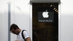UPDATE 2-Weak U.S. factory data, Apple warning weigh on UK shares