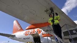 EasyJet Narrows Loss Through March But Still Coy on Guidance