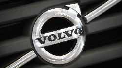 Volvo Group Dips After Truckmaker Warns of Cost Pressures, Supply Disruptions