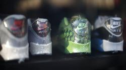 Foot Locker Shrugs Off Nike Pullback, Tops Earnings Estimates