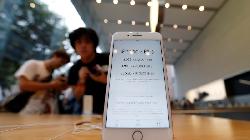 Global phone sales decline again, Apple garners max profits