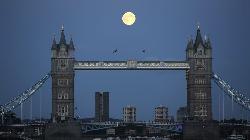 London stocks gain on earnings support, fresh lockdowns weigh