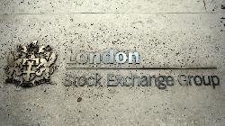 UPDATE 2-FTSE 100 ends second week higher on higher commodity prices, rebound bets