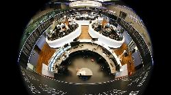 UPDATE 2-Auto warnings hit European shares before trade meeting