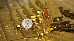Gold prices inch lower amid hawkish Fed fears