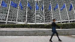 UPDATE 2-European shares edge higher after torrid week of losses
