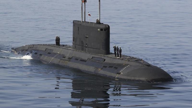 Thousands of Sri Lankans get onboard Indian submarine in Colombo ...