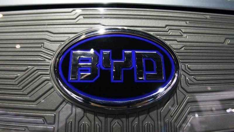Buffett-Backed BYD Teaming Up With Daimler for Electric Cars in China