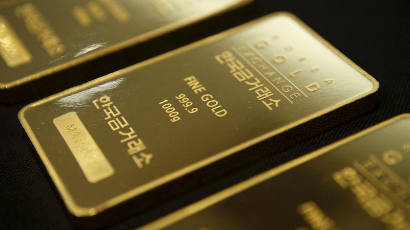 Gold hovers near $2,000 on Middle East risks, focus on Fed