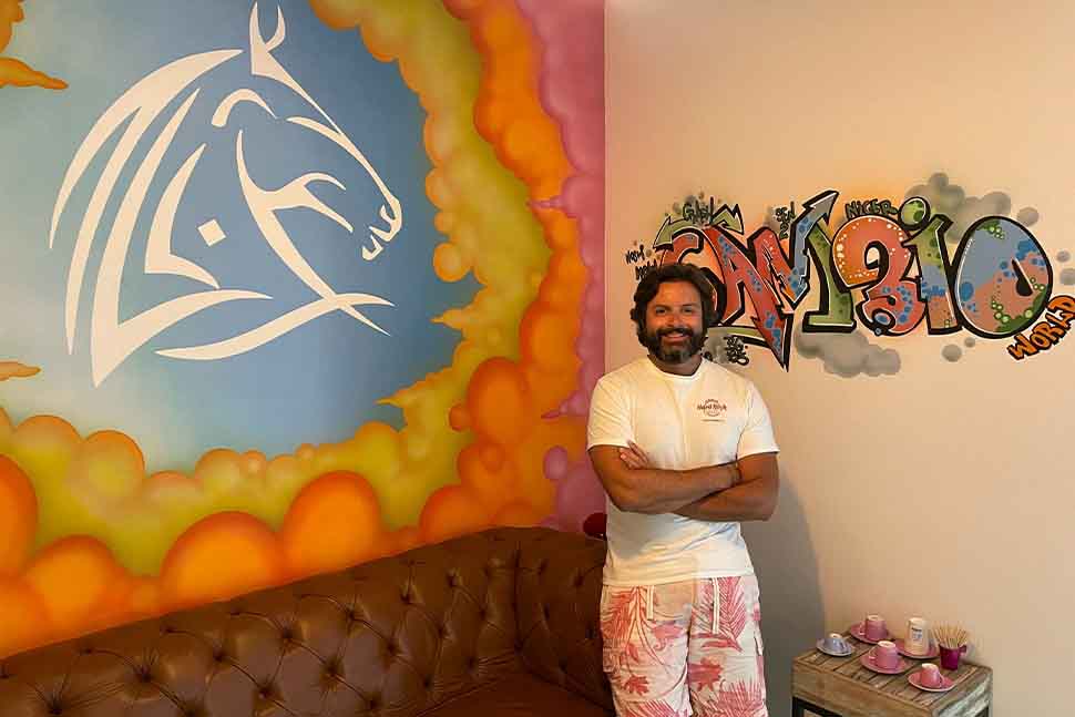 O fundador, Léo Abrão, no escritório conceito da FINTECH, a exemplo de grandes players europeus