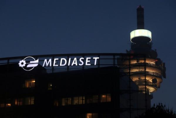 &copy; Reuters.  Borsa, Mediaset perde 4% circa, pesano conti e quadro politico
