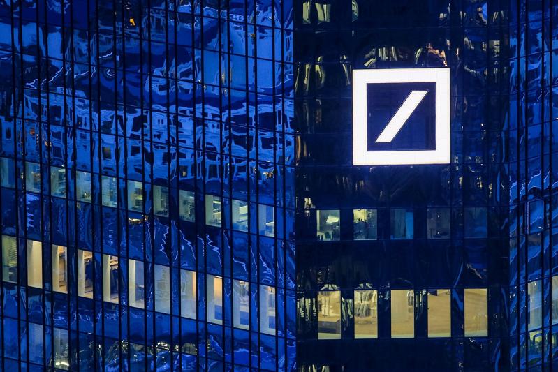 Inizio settimana con Deutsche Bank che rimbalza e guida ripresa dei titoli bancari