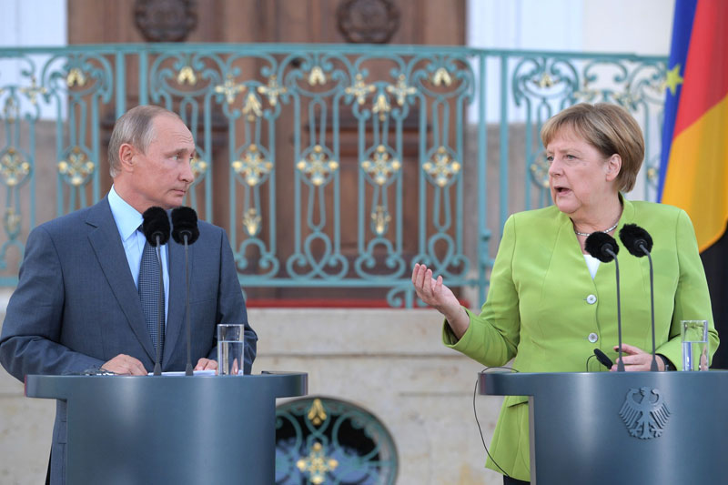 Merkel e Putin concordam em manter discussões sobre o Estreito de Kerch