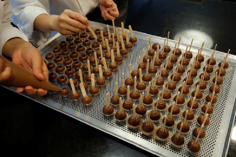 Barry Callebaut rebaixada para "manter" com riscos no fornecimento de cacau