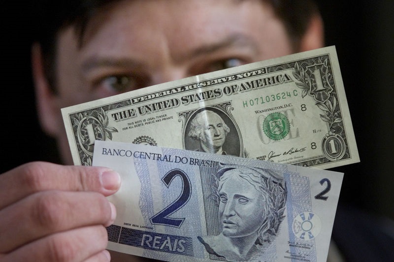 &copy; Reuters Dólar recua com alívio em Treasuries longos em meio a rolagens em véspera de Ptax