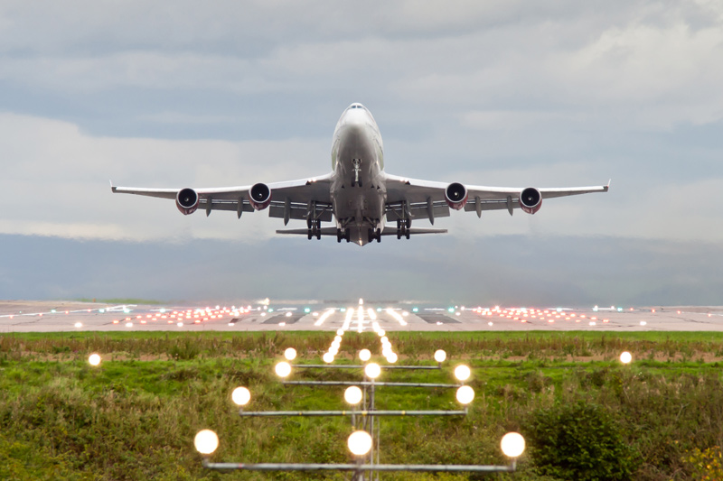 Empresas aéreas e de turismo sofrem com nova cepa de covid-19 e risco de lockdowns