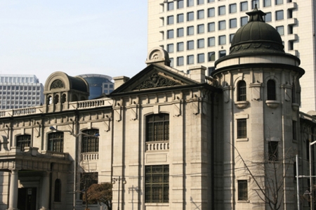 Bank of Korea Hikes Rate, Sees Faster Inflation This Year