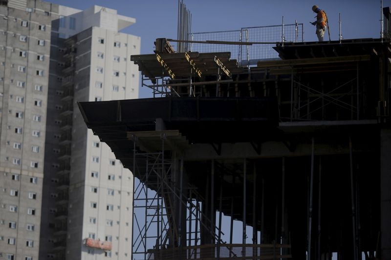 &copy; Reuters Dom Development liczy na wzrost liczby sprzedanych mieszkań i rekord przekazań w 2024 r.