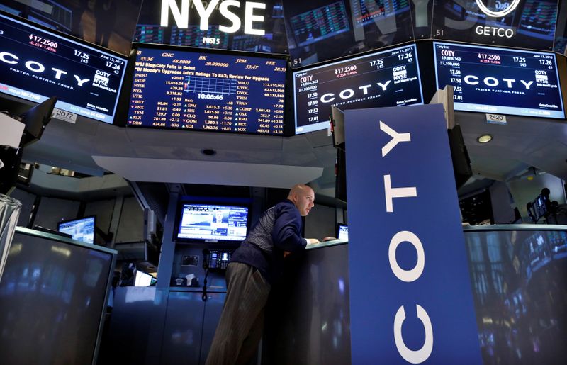 Coty sobe com lucros contrariando expectativas de analistas