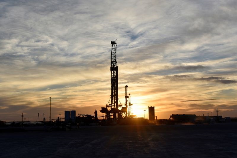 Petróleo cai com incerteza sobre perspectiva de oferta e demanda