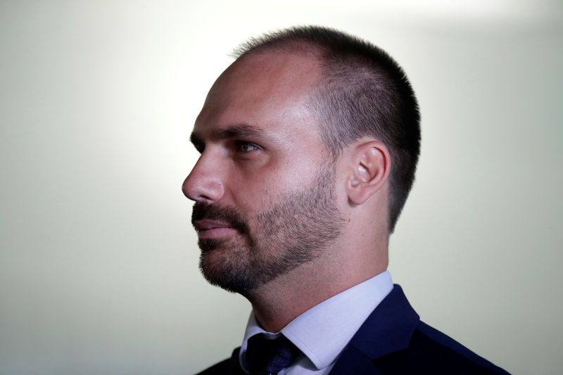 &copy; Reuters Eduardo Bolsonaro entrega medalha de 'imbrochável' para primeiro-ministro da Hungria