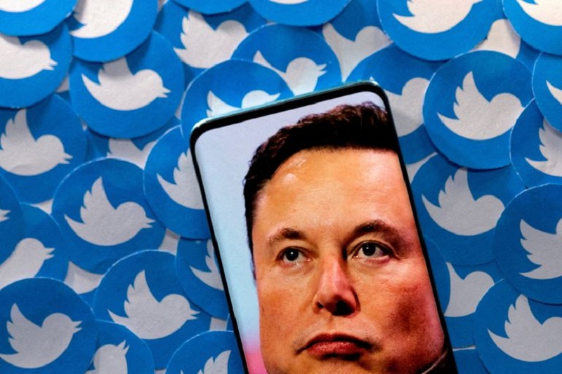 © Reuters. Perfil de Elon Musk no Twitter em tela de smartphone cercado de logotipos impressos da plataforma
28/04/2022
REUTERS/Dado Ruvic/Illustration