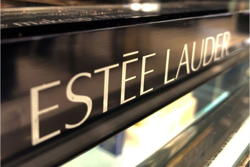 Estee Lauder Slips as Supply Chain Issues Force Cut in Guidance