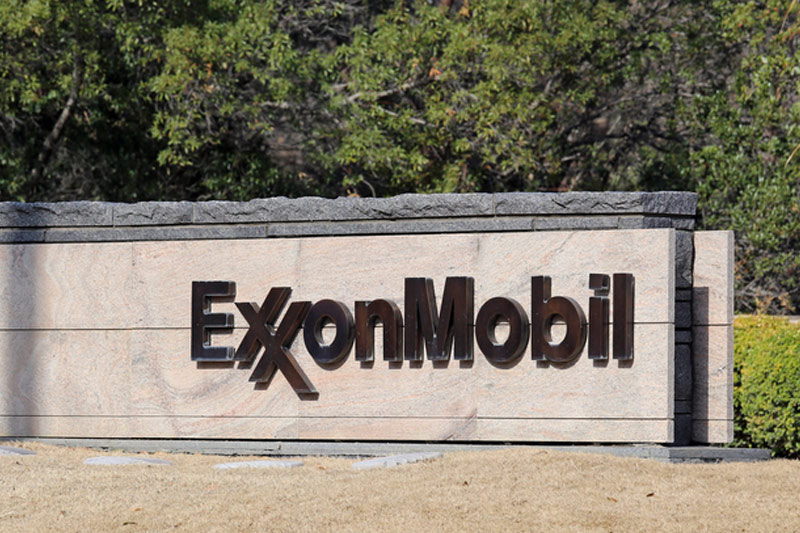 Goldman dégrade ExxonMobil à neutre, sous-performance depuis des années