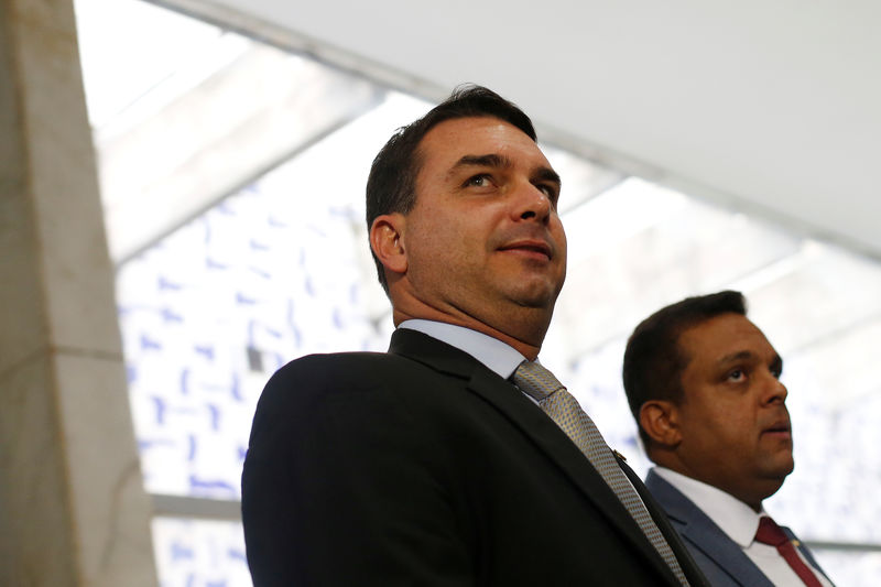 &copy; Reuters Flávio comemora retirada do ar de matérias sobre imóveis da família Bolsonaro