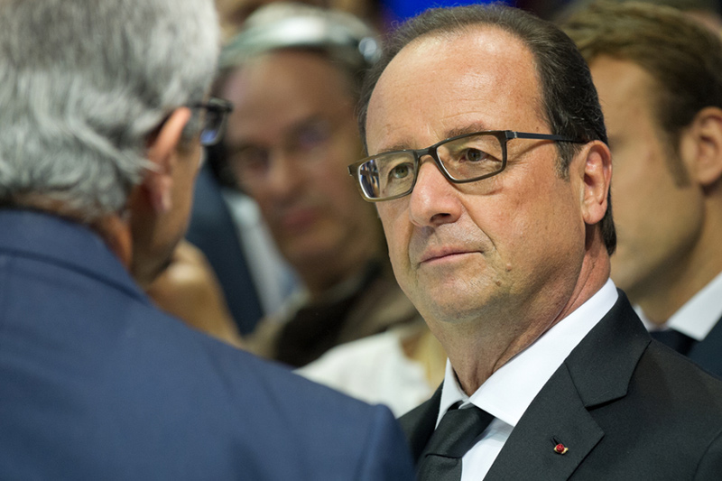 Hollande et Valls perdent 3 pts dans un sondage, Sarkozy chute