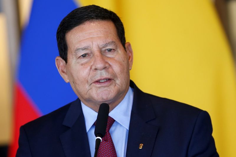 &copy; Reuters Mourão nega que vá passar a faixa a Lula: 'Não sou o presidente'