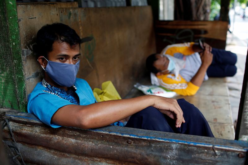 &copy; Reuters إندونيسيا تسجل أعلى وتيرة يومية بإصابات كورونا منذ بداية الوباء