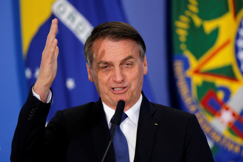 &copy; Reuters Eduardo Bolsonaro fala em convocar ministra por ligação com milícia