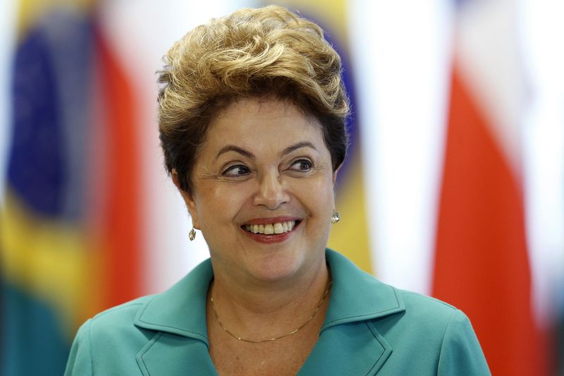 &copy; Reuters. CORREGIDO-Brasileños salen a las calles para exigir destitución de presidenta Rousseff