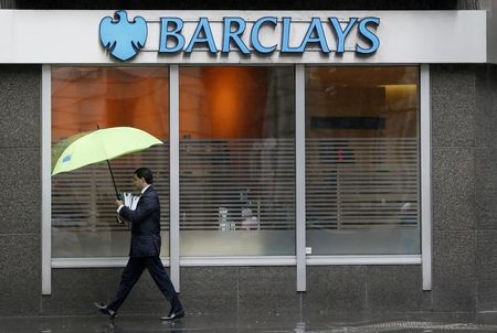 &copy; Reuters.  सैकड़ों नौकरियों में कटौती कर सकती है ब्रिटिश बैंकिंग दिग्गज बार्कलेज : रिपोर्ट