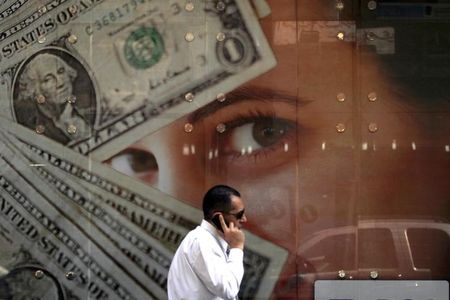 تحويلات المصريين في الخارج تقفز لـ 31.9 مليار دولار