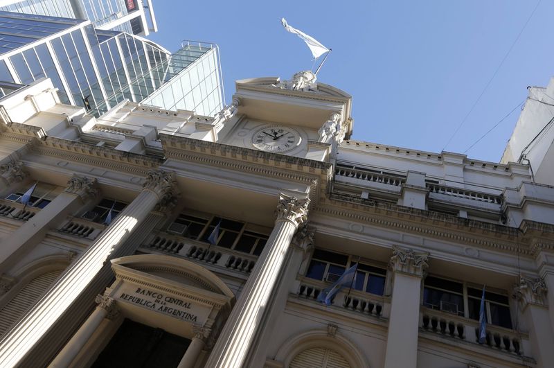 &copy; Reuters. BC argentino corta taxa de juros, de 50% a 40%, citando compromisso com meta de déficit zero