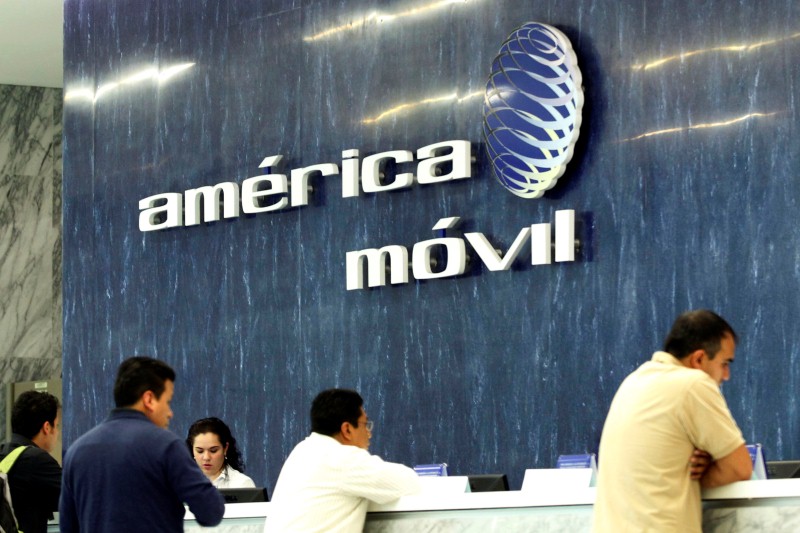 &copy; Reuters. ACTUALIZA 1-Pérdidas cambiarias derrumban ganancias de mexicana América Móvil