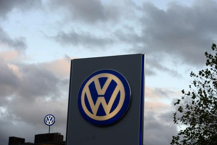 &copy; Reuters.  ABD'deki emisyon testlerinde usulsüzlük yaptığı iddia edilen Volkswagen'in hisseleri %20 üzeri geriledi, Almanya da inceleme başlatacak