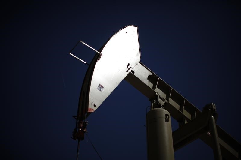 Цены на нефть снижаются после роста в пятницу