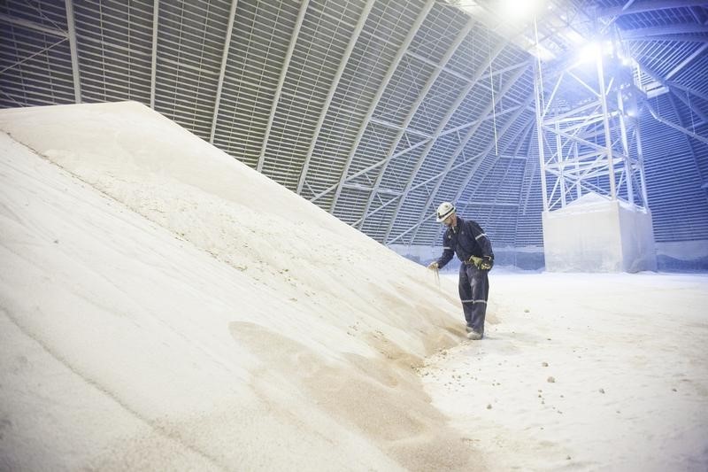 &copy; Reuters.  UPDATE 1-Belarus to sell India potash at lowest price in a decade