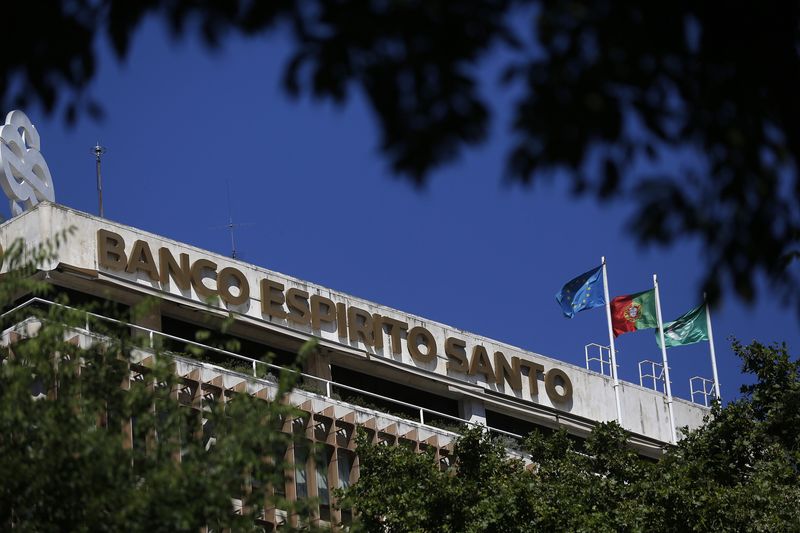 &copy; Reuters.  Novo Banco, antiguo BES, dice que puede procesar a los ocupantes de sus sedes