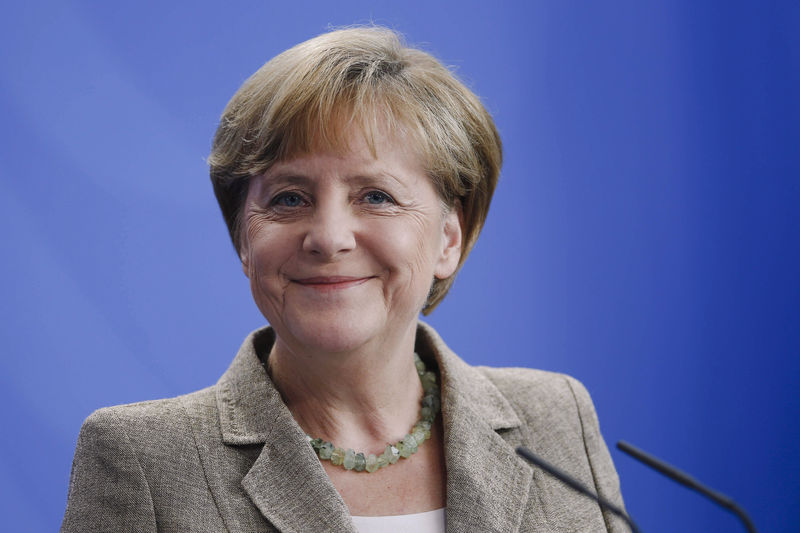 &copy; Reuters.  Merkel: el acceso de los inmigrantes a la formación profesional debe mejorar