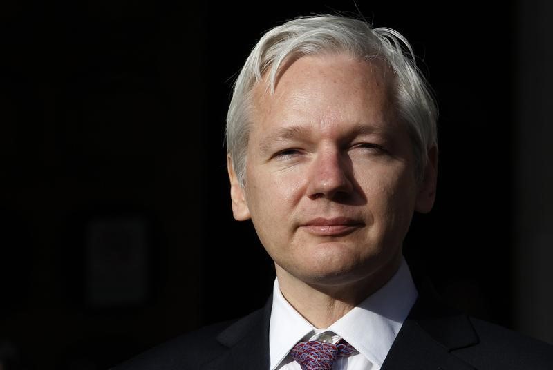 &copy; Reuters.  UPDATE 1-Sweden drops Assange investigation, UK police says he still faces arrest