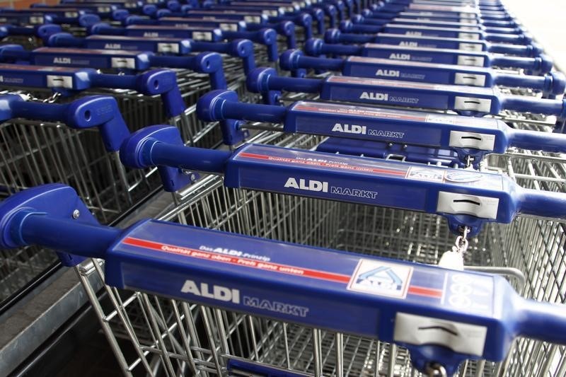 &copy; Reuters.  Aldi ramps up supermarket wage war with second hike this year